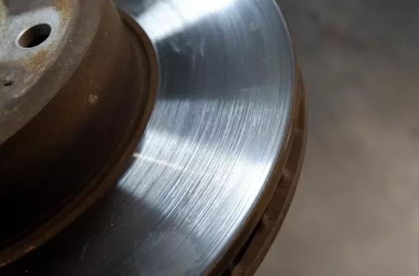 刹车抖动什么原因高速,刹车时车抖动是什么原因哈尔滨