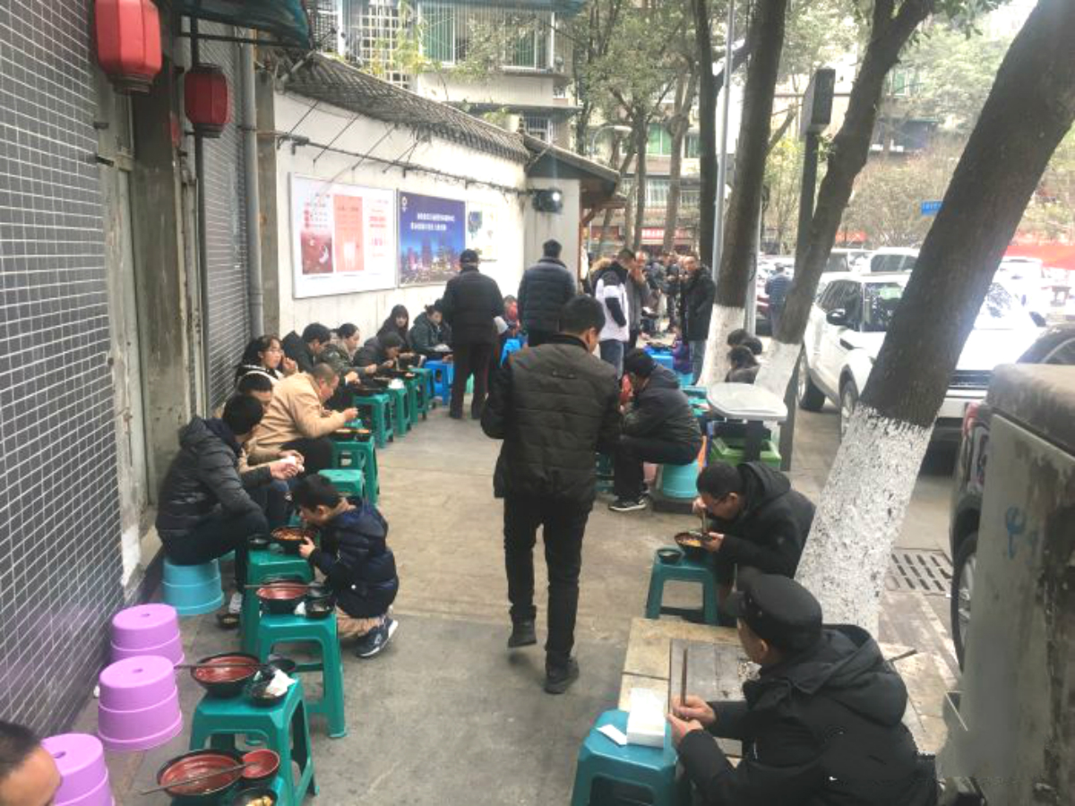 让人震撼的“板凳部队”！成都老字号特色面馆，排队就餐太壮观！