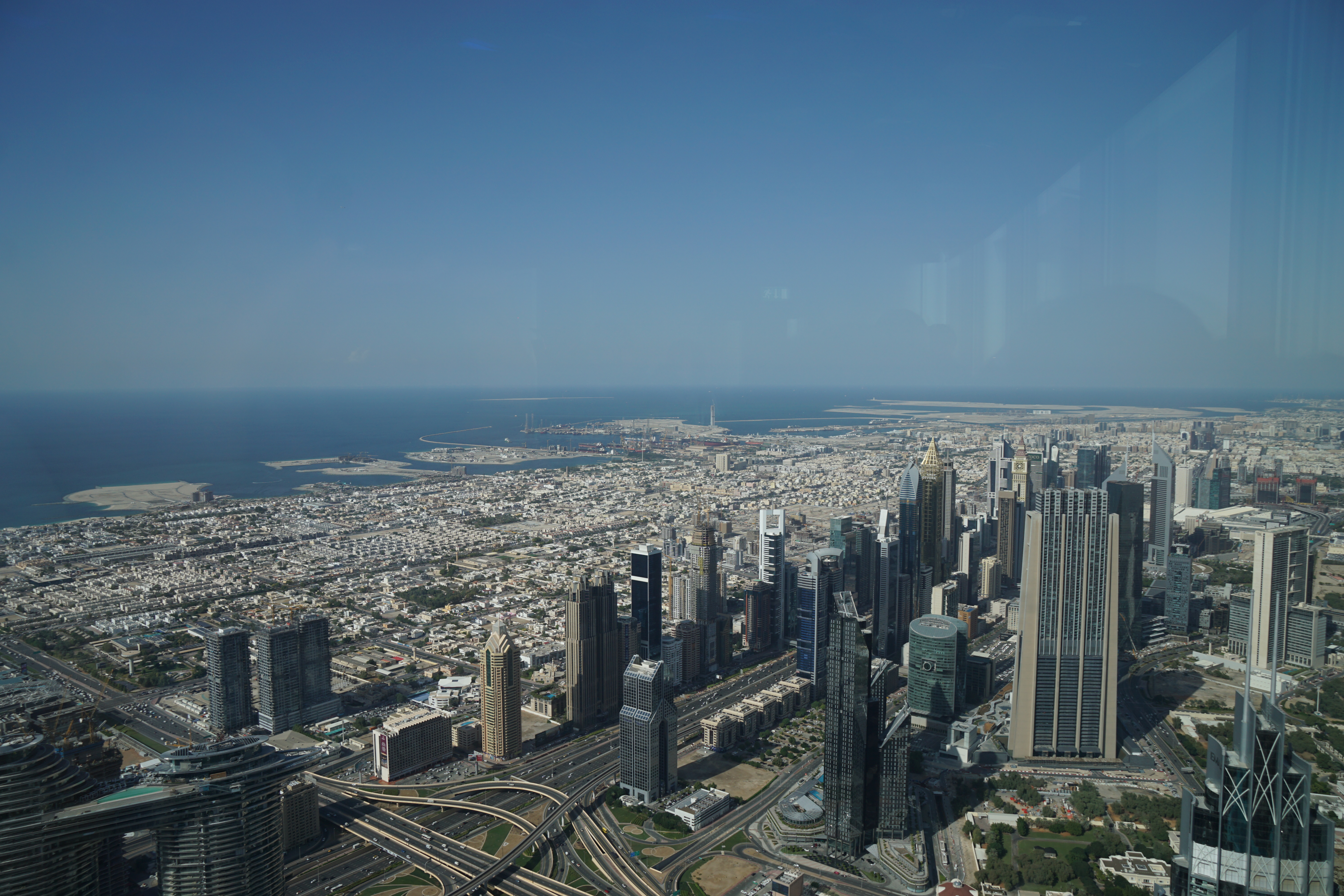 世界上最高塔哈利法塔高828米,世界第一高楼哈利法塔还有什么