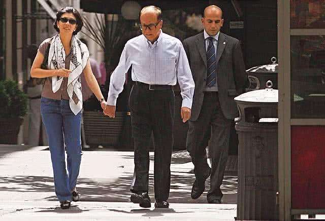 李嘉诚亲自乘私人飞机出国买口罩，购得84箱第一时间捐出