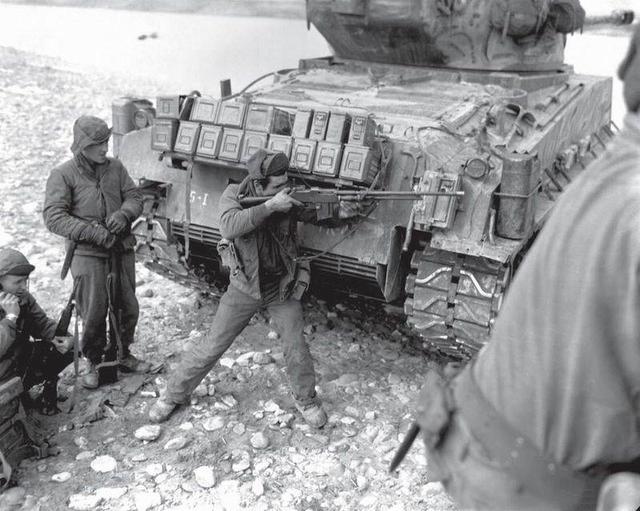 到底是轻机枪还是自动步枪,二战美军bar自动步枪