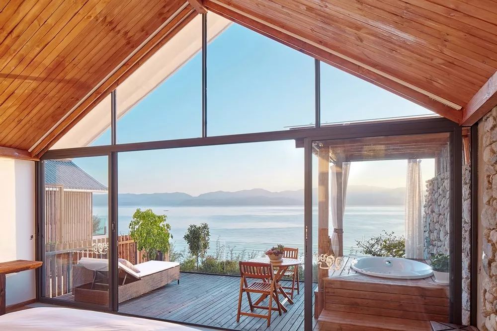 慢综艺之光！拒绝剧本测评数十家顶级民宿，第一期就是浮云牧场