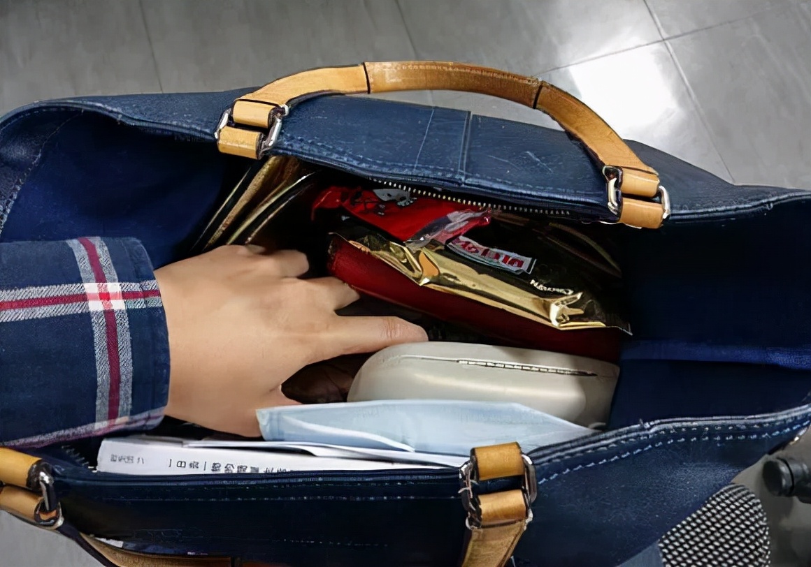 旧化妆包废物利用能装什么,废弃手提包可以diy什么