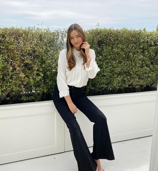 米兰达可儿以休闲搭配出镜,米兰达可儿穿粉色连衣裙接受采访