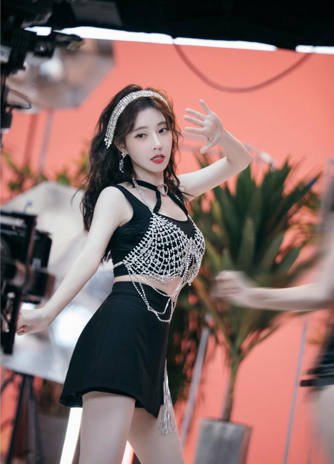 冯提莫新专歌曲《窥》上线,MV看点十足,“纯欲风”舞蹈刷新认知