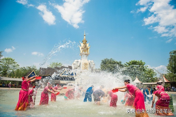 西双版纳泼水节攻略,西双版纳傣族泼水节和广西泼水节