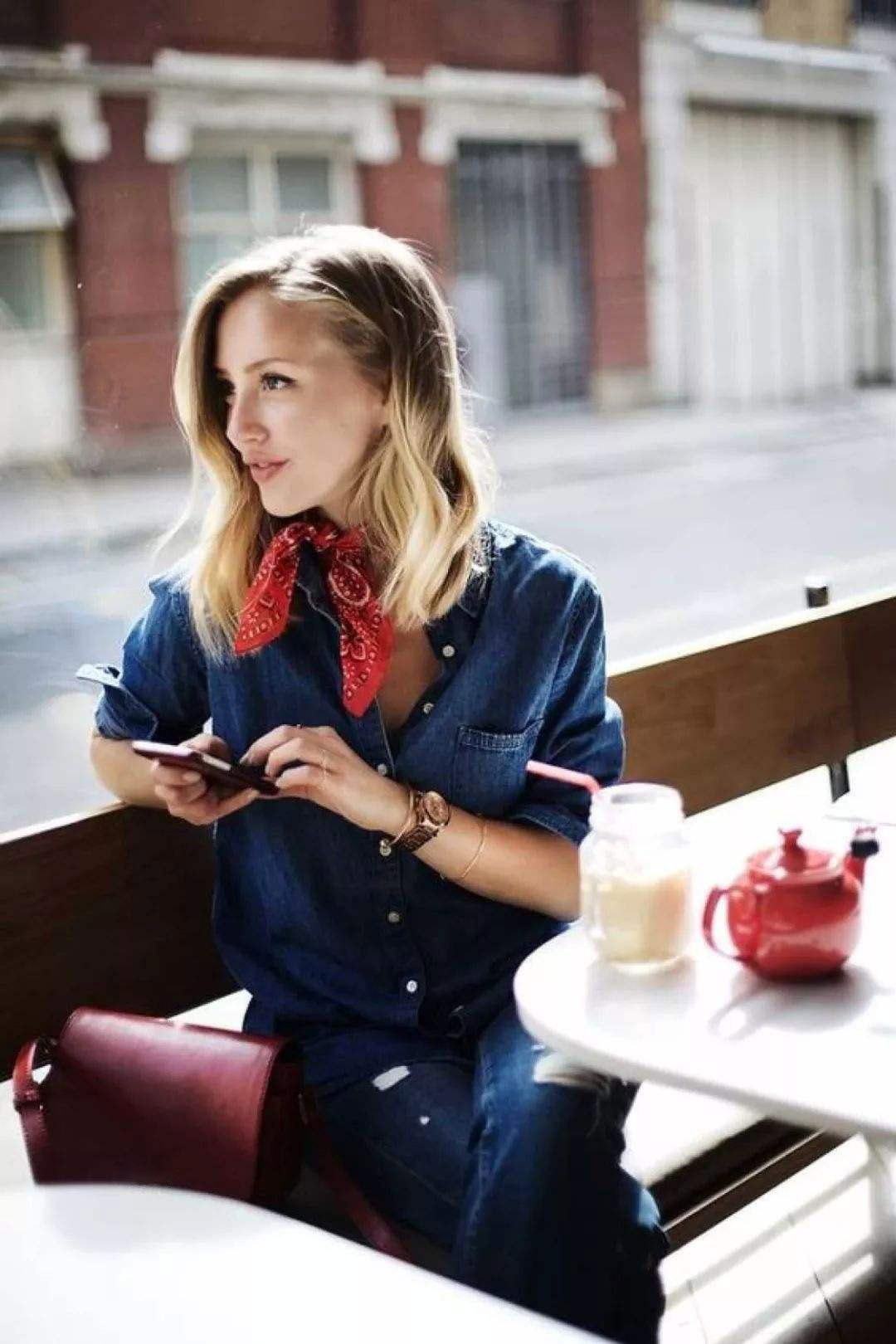 秋季黑色丝巾搭配什么外套,丝巾搭配好看的小姐姐时尚穿搭