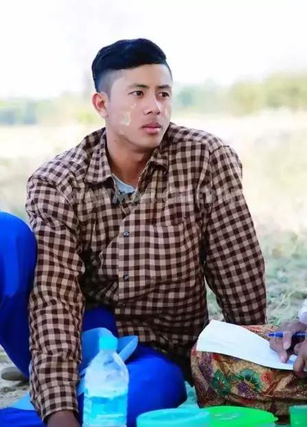 从享誉满身到走下球场，缅甸帅气足球员当起了农民小哥