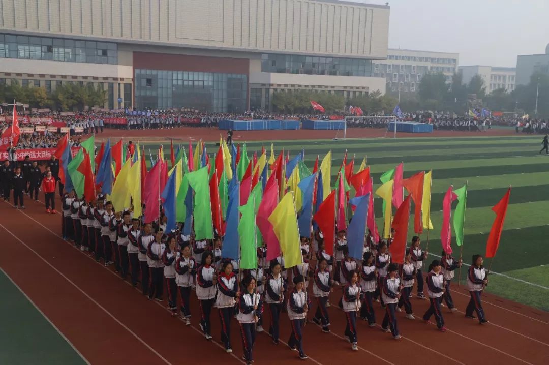 聊城一中运动会5000米,聊城一中运动会闭幕式班旗飞舞