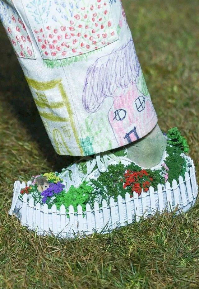 22W劳力士，热巴选择配百元包包出街