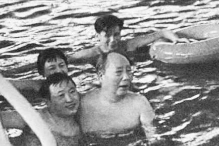 毛主席63岁游长江,81岁仍试图游湘江,但在游泳上,却还是有遗憾