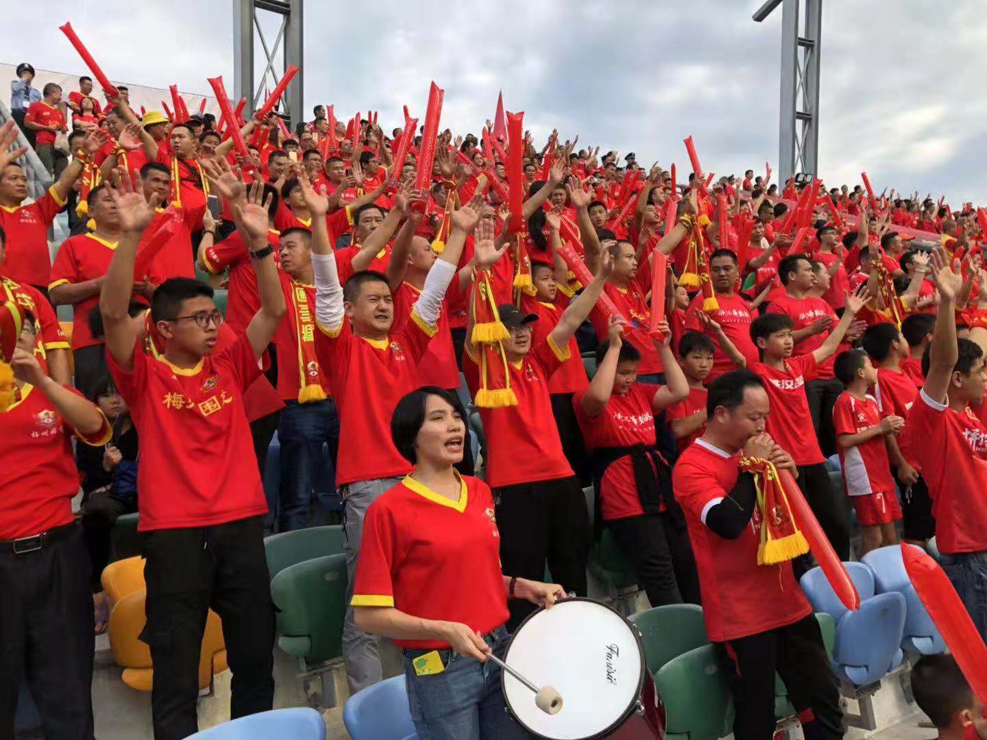 请记住这个以足球之名实际是在*辱侮**梅州足球之乡的老师:李应聪