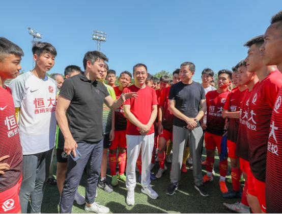 许家印观战恒大马德里足球冠军赛决赛勉励小将为国争光