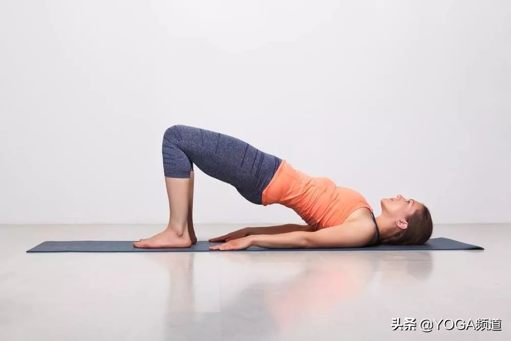 练瑜伽怎么改善一弯腰就拱背,瑜伽如何纠正骨盆旋转和侧移