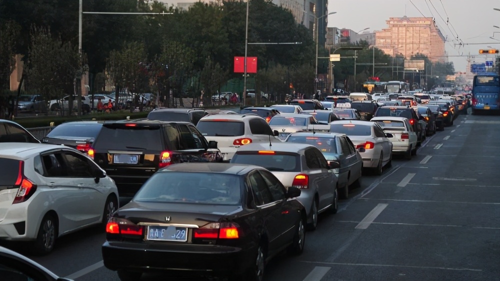 闯红灯变道右转怎么罚,闯了右转红灯怎么处理违章