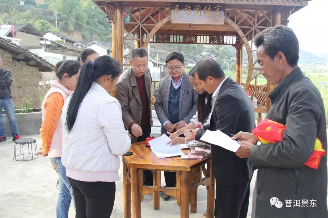 农民工喜领劳动报酬,农民工庆祝每月按时足额领取工资