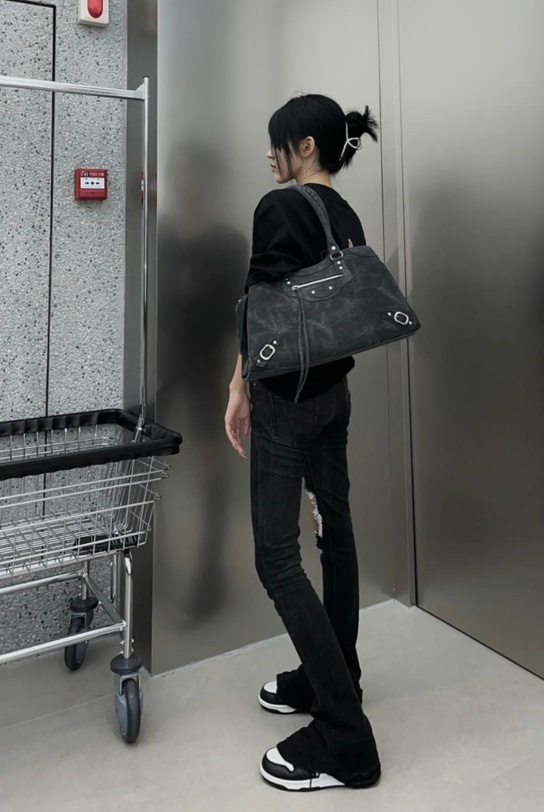 马蹄裤和喇叭马蹄裤哪个更显腿长,高腰显瘦马蹄裤