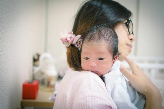 1岁宝宝的动作发育标准，各个身体部位不同，你家孩子达标了吗？