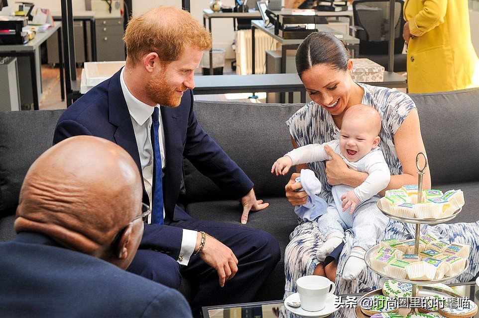 梅根身着绿裙清新靓丽,哈里王子梅根穿衣搭配