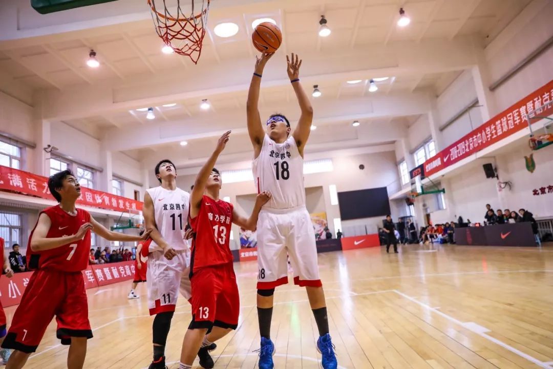 新·十六强齐亮相高中赛场惊现*力暴**隔扣丨18-19耐克高中联赛