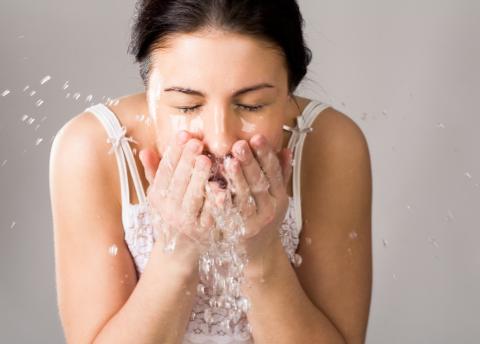 顽固痘痘怎么办教你一招正确祛痘,痘痘破了反复长不停如何正确祛痘