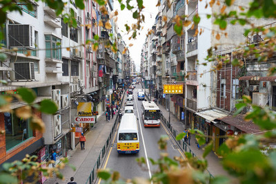 100个人里有几个有钱的,100个人每个人拿10000出来存银行