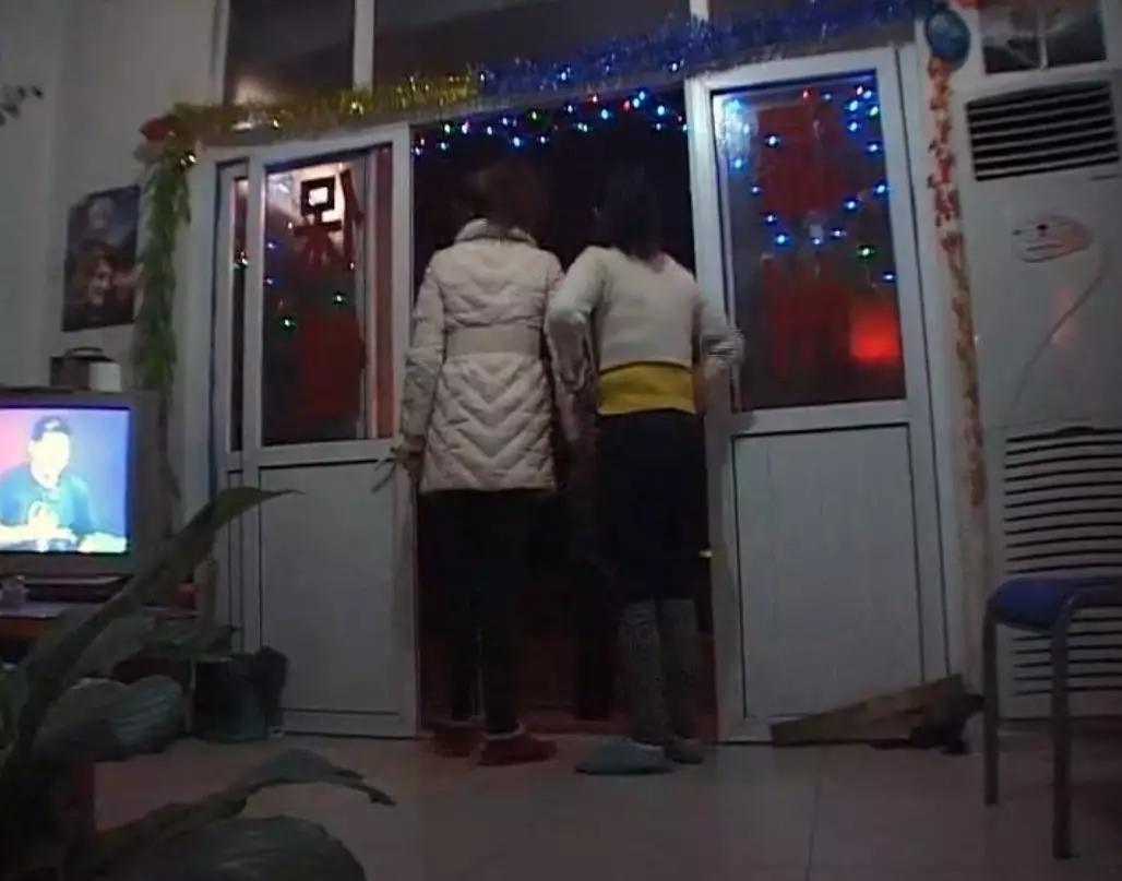 17岁被侵犯，34岁成*鸨老**，37岁拍片拿大奖，好绝一女的