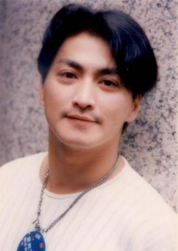 搬尸工逆袭身价过亿，61岁何家劲为初恋守身不婚，路边喝5元糖水