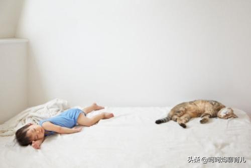 小孩子整夜老踢被子怎么办,宝宝睡觉爱踢被子用什么办法