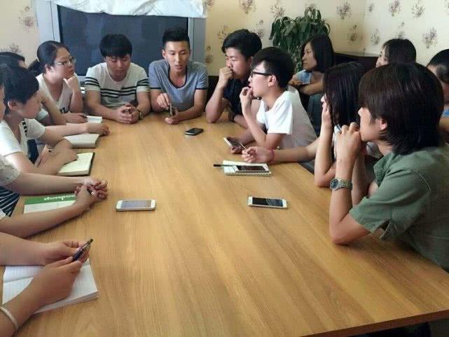 年轻人千万别干三件事,年轻人越来越穷要不要钱