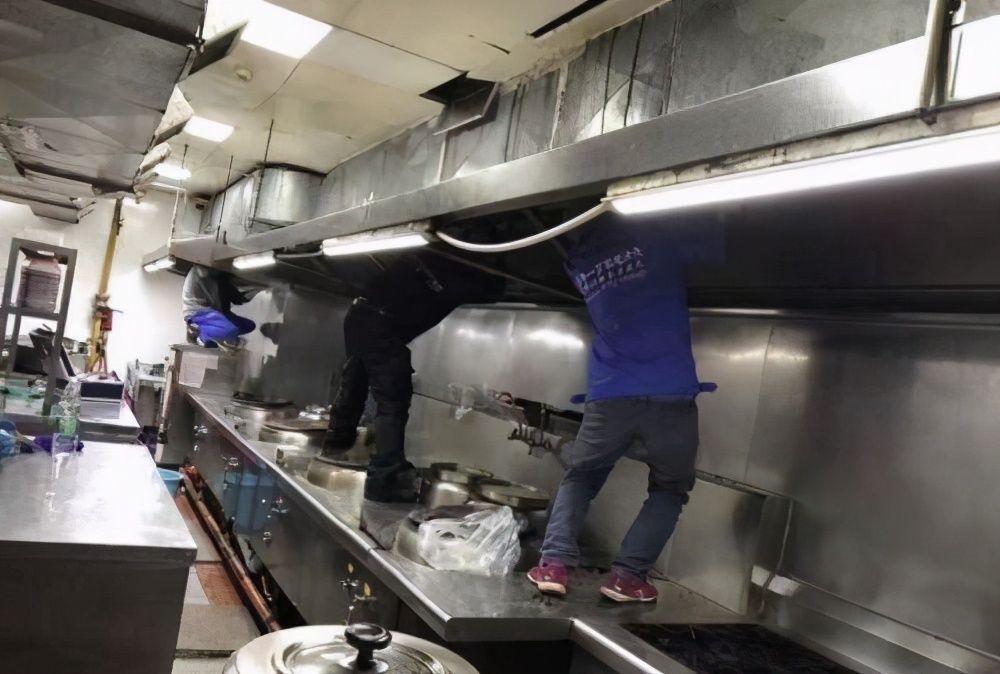 大型商用油烟机清洗过程,商用油烟机清洗设备使用方法