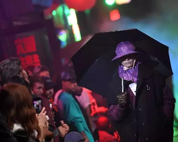 “誒，把你做的男装趋势笔记借我抄下”