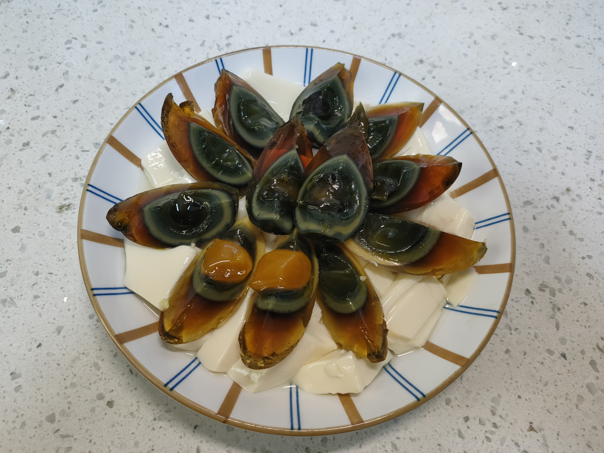 做凉拌皮蛋皮蛋要不要用水煮,皮蛋怎么凉拌好吃不粘刀