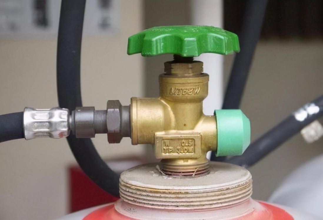 煤气用完是先关灶头还是先关气罐,煤气用完后先关哪个开关