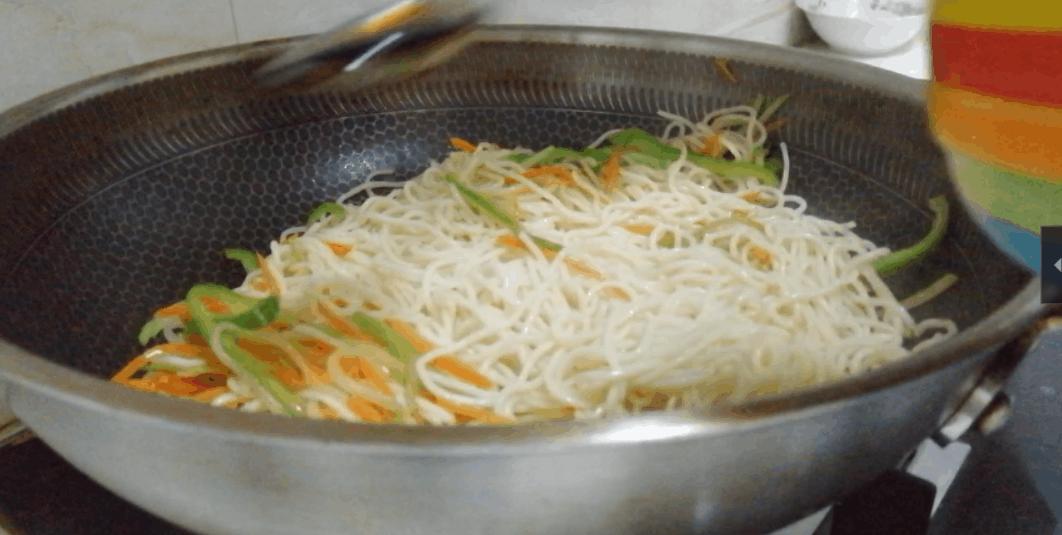 炒面不粘锅的技巧教你一招,做炒面酱油粘锅怎么办