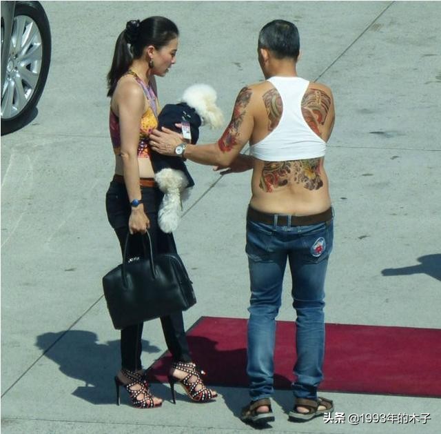 异装、纳妾、给宠物狗册封空军元帅，泰国国王究竟有多荒唐？