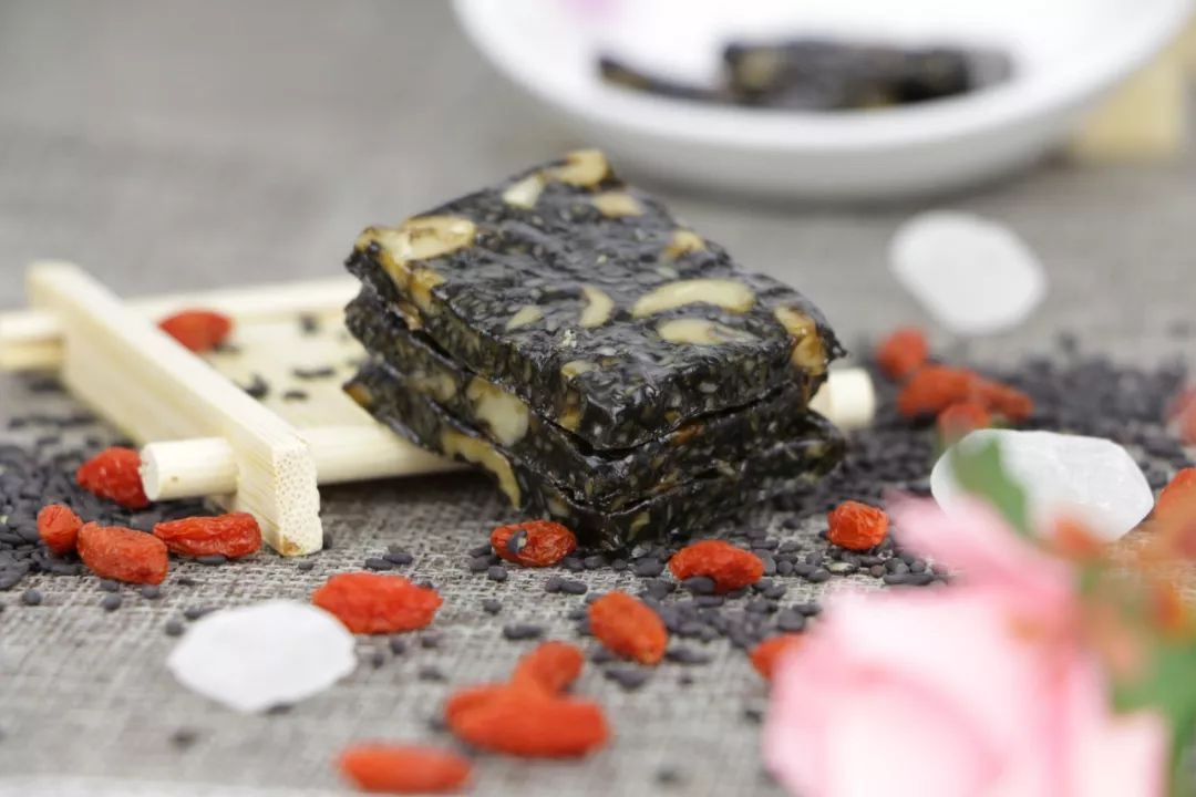 月经量少颜色发暗是什么原因,月经量少而呈点滴状是什么原因