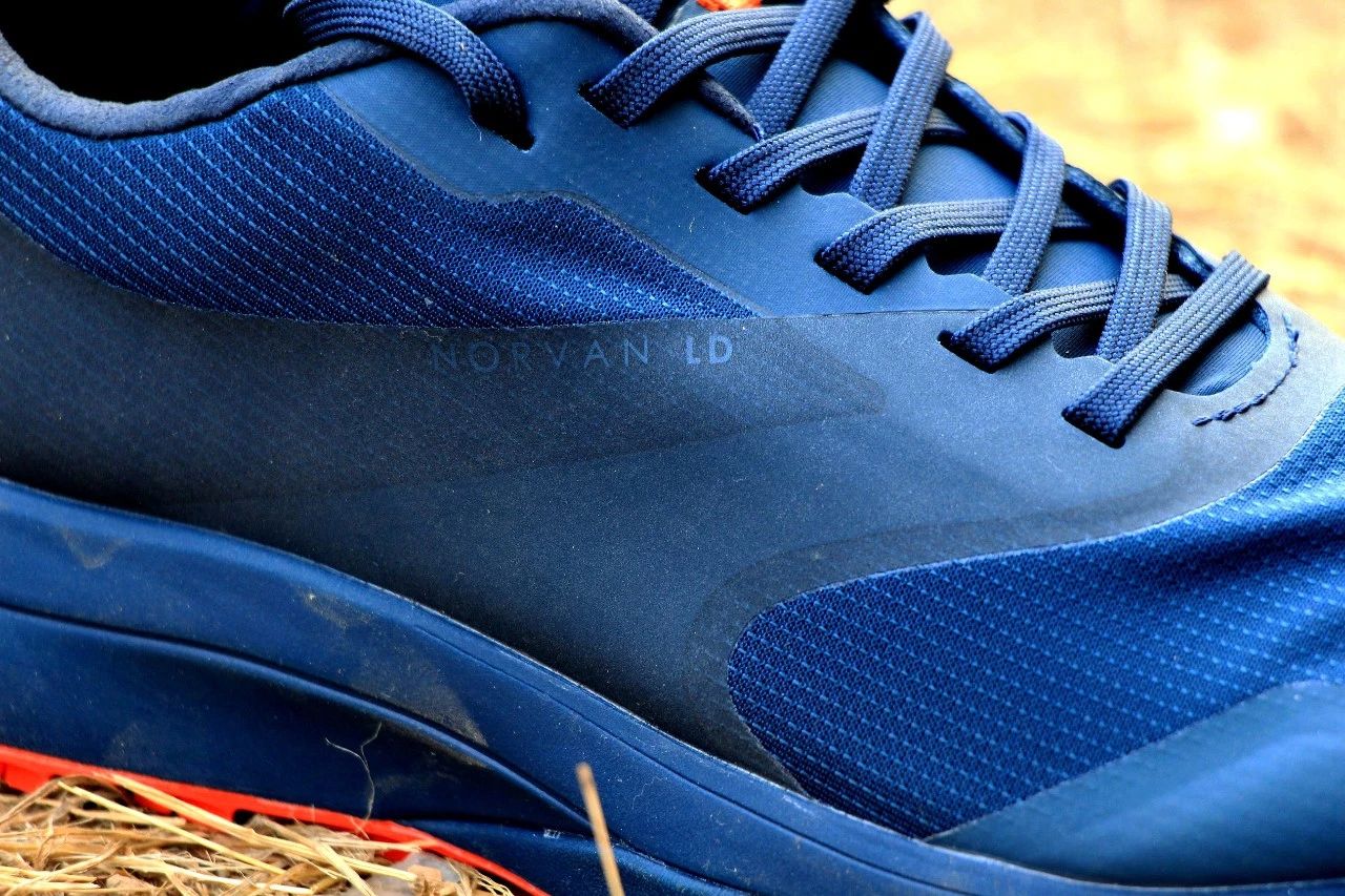 公认脚感最好的户外鞋始祖鸟,始祖鸟越野跑鞋高帮灰色