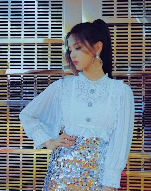 杨超越不愧是“锦鲤”，白衬衫配鱼鳞亮片裙亮相，闪闪发光惹人爱