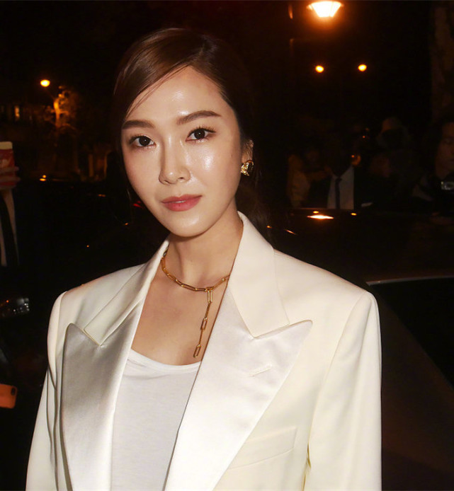 郑秀妍ins最新私服照美丽又帅气,郑秀妍直发造型