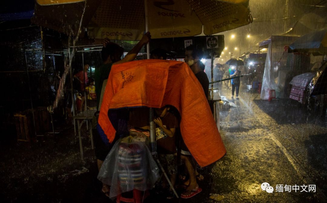 仰光雷雨，积水没过大腿，不少车子在水中“游”