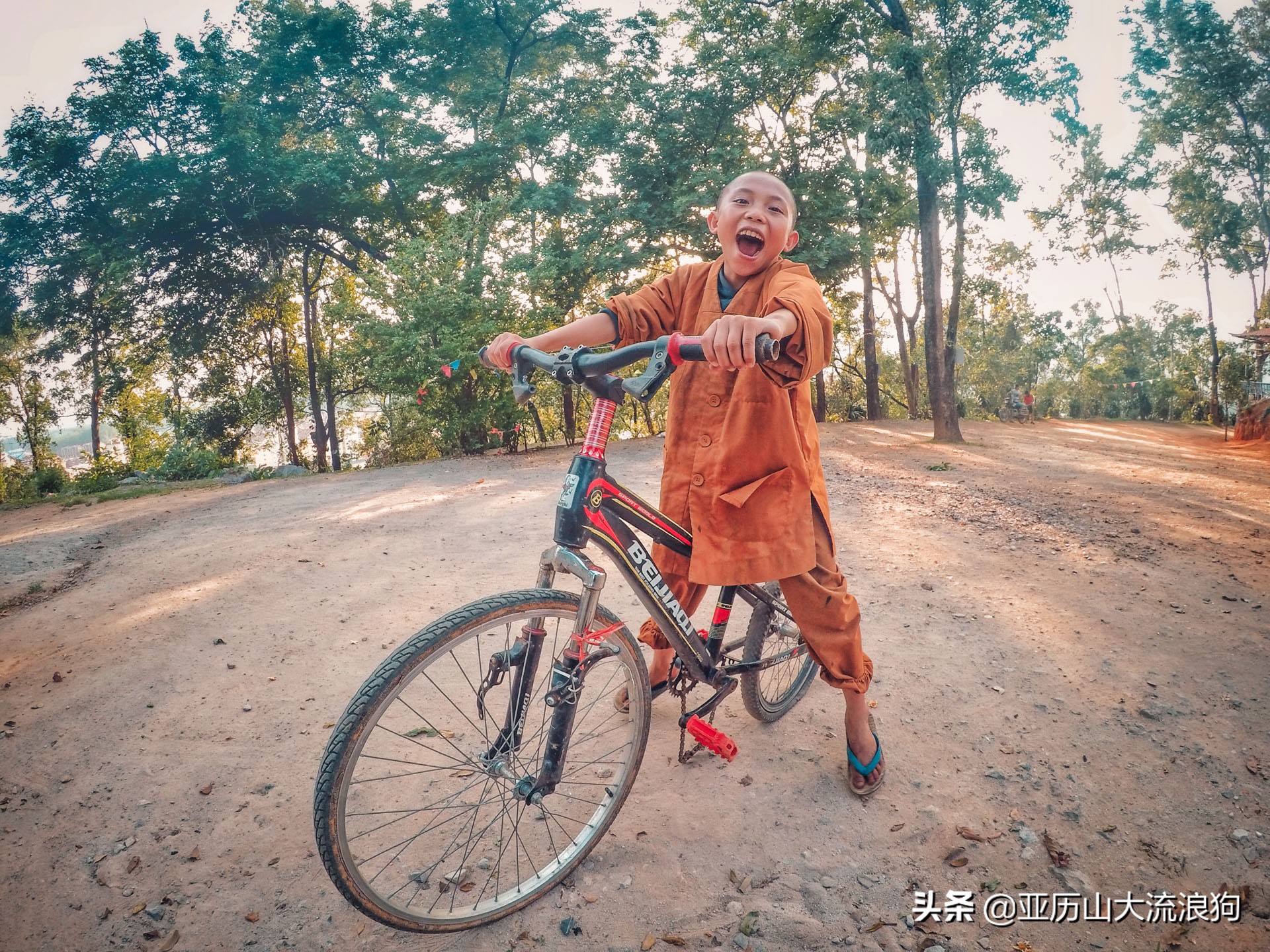 中缅边境的佛寺,旅途中遇到藏区僧人