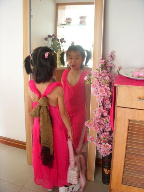 儿童喜欢闻鞋子心理分析,有关小孩喜欢挑衣服穿的心理