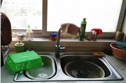 洗碗发现水槽边有个洞,洗碗水槽有小洞怎么修补