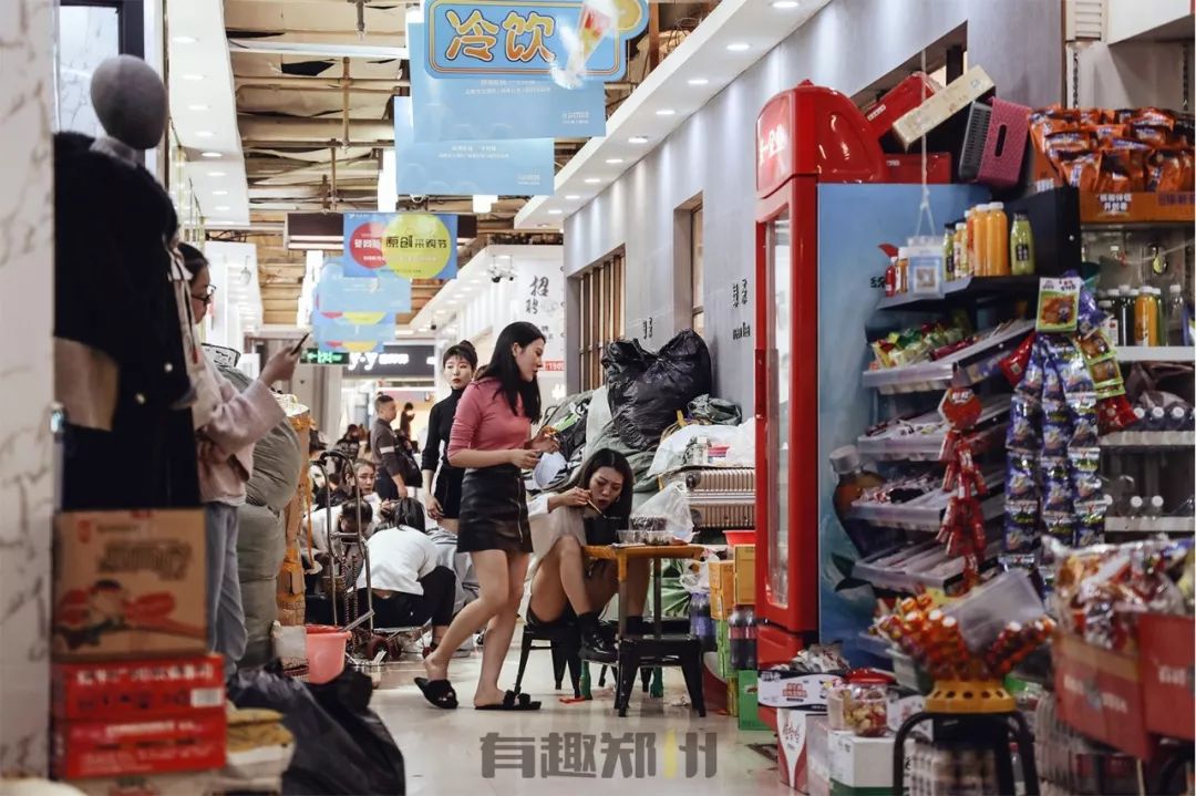 郑州银基商贸城，时尚和繁华背后，多的是你不知道的辛苦和忙碌