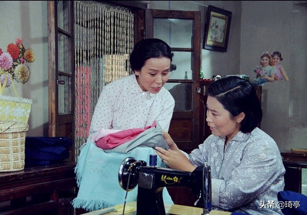 老电影喜盈门片段,喜盈门爷爷化解矛盾