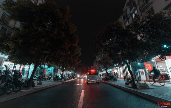 万年场这条街竟长达10年无路灯开发商破产谁来点亮回家路