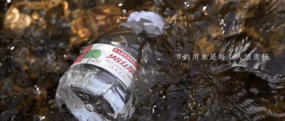 这家水饺店出了一瓶万年稀罕的天然自涌泉,到店免费喝,牛掰啊