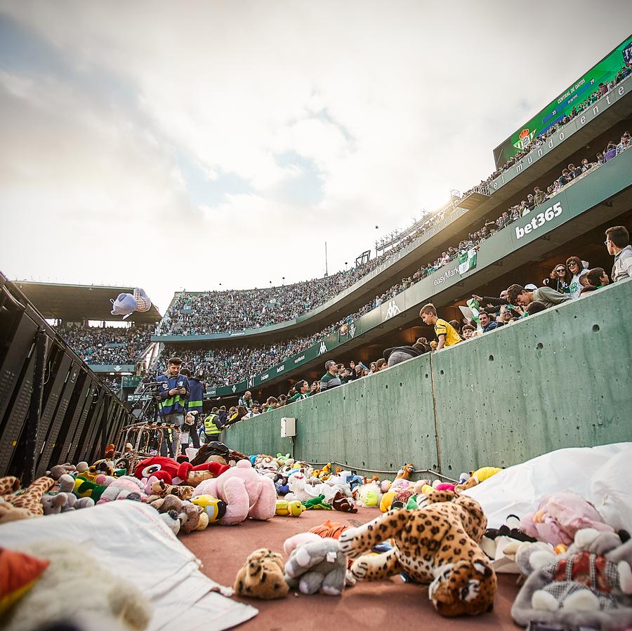 足球不仅仅是胜负！球场下起玩具雨，成千上万毛绒玩具落到球场内