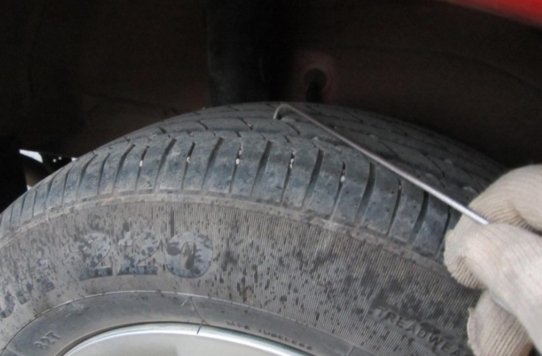 汽车轮胎上的小石子有什么危害,轮胎缝里的小石子有必要抠吗